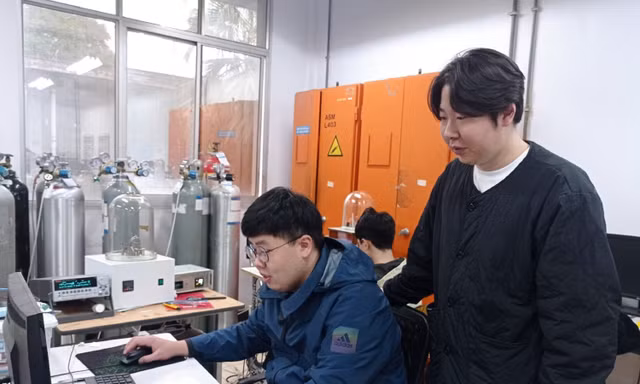 Sinh viên Hàn Quốc trải nghiệm tại phòng nghiên cứu của ĐH Bách khoa Hà Nội 