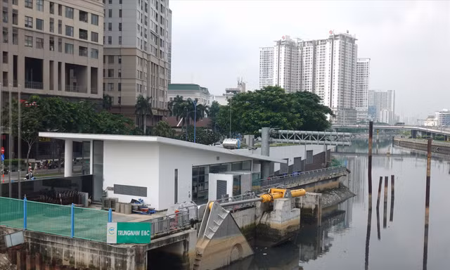 Cống ngăn triều Bến Nghé hiện đạt 97% khối lượng và tạm dừng thi công gần 3 năm qua Ảnh: H.H 