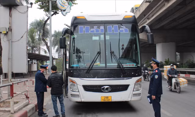 TTGT dừng kiểm tra xe khách 29B-18281 tại nút Pháp Vân sáng 10/1 