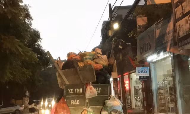 Xe chở rác gây ô nhiễm trên phố Xuân Đỉnh quận Bắc Từ Liêm Ảnh: Tuấn Minh 