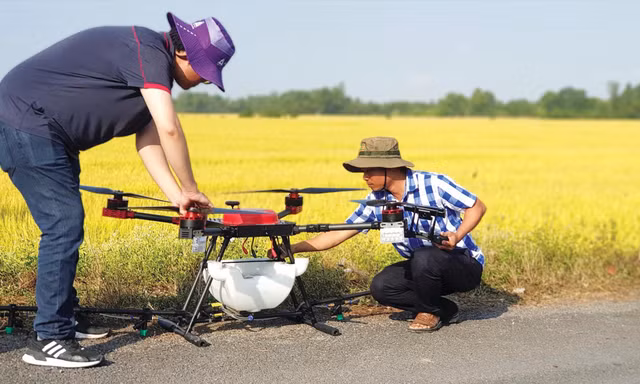 Phun thuốc bằng máy bay không người lái tại ĐBSCL
