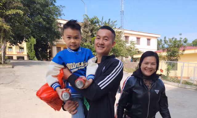 Trần Văn Tùng hân hoan gặp người thân, hòa nhập cộng đồngẢnh: Duy Chiến