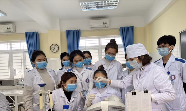 Sinh viên ngành Y thực hành tại phòng xét nghiệm 