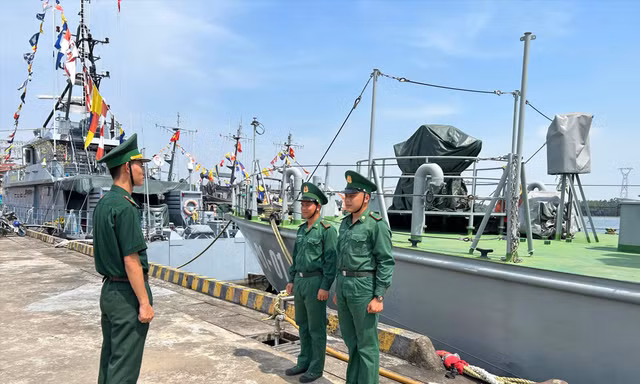 Thiếu úy Trần Văn Tân (bên trái) - Phó Thuyền trưởng Tàu BP 28.01.62 thuộc Hải đội 1, Hải đoàn Biên phòng 28 phổ biến nhiệm vụ canh trực Tết cho chiến sĩ của tàu 