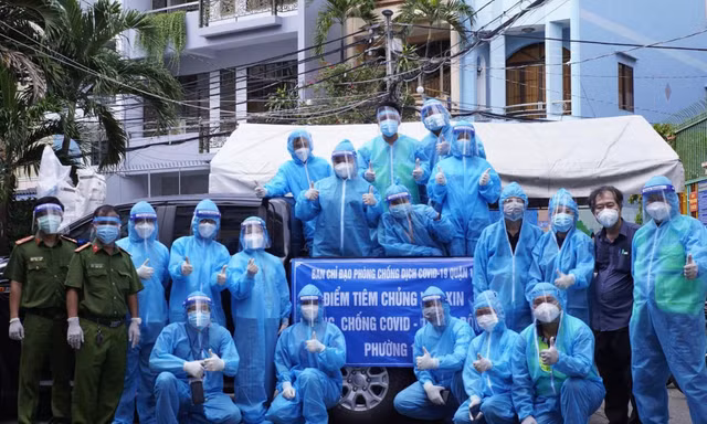 Anh Nguyễn Chí Tâm ở lại TPHCM, chạy xe cứu thương tiếp oxy cho F0 suốt mùa dịch 