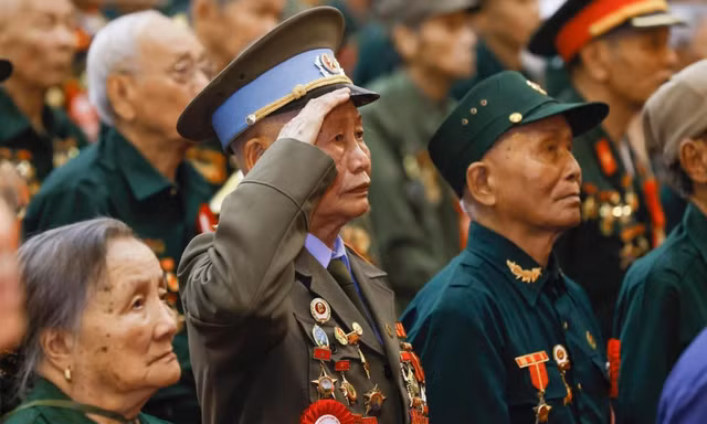 Cựu chiến binh Phạm Đức Cư (ở giữa) là pháo thủ thuộc Tiểu đoàn 394 - Trung đoàn pháo cao xạ 367 