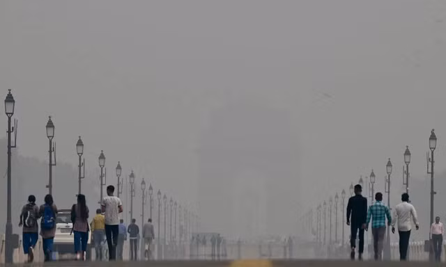 Khói mù ô nhiễm bao phủ dày đặc tại New Delhi, Ấn ĐộẢnh: AFP/TTXVN 