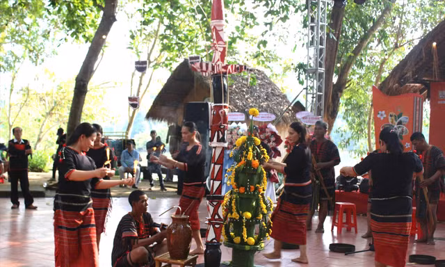 Thầy cúng đọc lời khấn gửi đến thần bếp, thần lửa