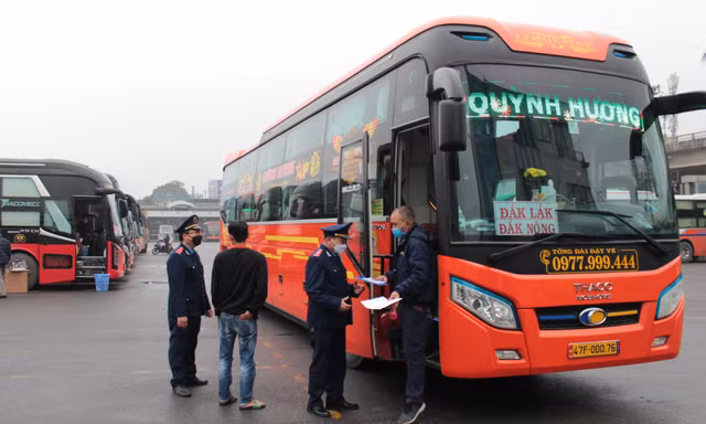 Thanh tra giao thông Hà Nội kiểm tra, xử lý xe khách lắp camera trên đường Hà Nội ảnh: Trọng đảng