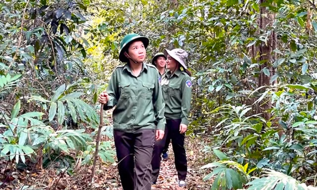 Các chị em nữ tuần tra, bảo vệ rừng 