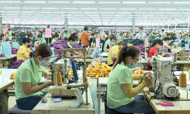 Công nhân sản xuất trong một nhà máy ở Bình Dương ảnh: H.C 