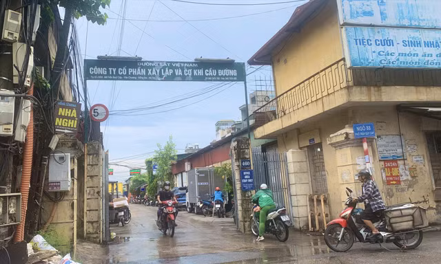 Công ty Cổ phần Xây lắp và cơ khí cầu đường (460 Trần Quý Cáp, quận Đống Đa) thuộc diện phải di dời để lấy quỹ đất phục vụ dự án đường sắt đô thị Hà Nội tuyến số 1Ảnh: Duy Phạm