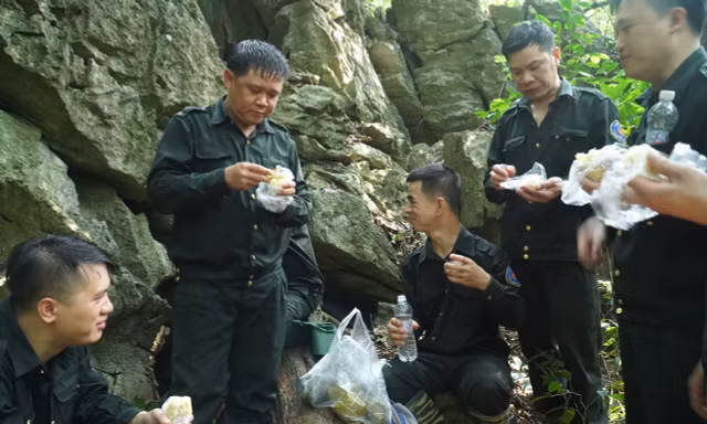Bữa cơm đạm bạc giữa rừng