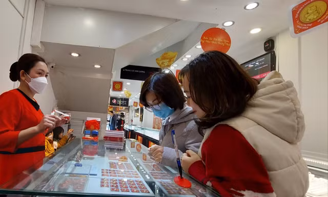 Người dân mua vàng nhân ngày vía Thần Tài 