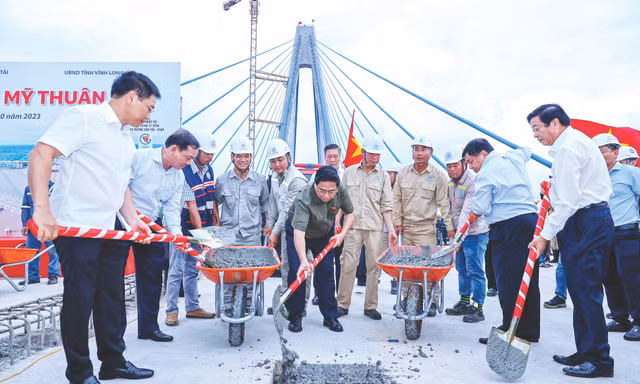 Thủ tướng thực hiện nghi thức hợp long cầu Mỹ Thuận 2 vào tháng 10/2023 (cầu khánh thành tháng 12/2023) Ảnh: VGP