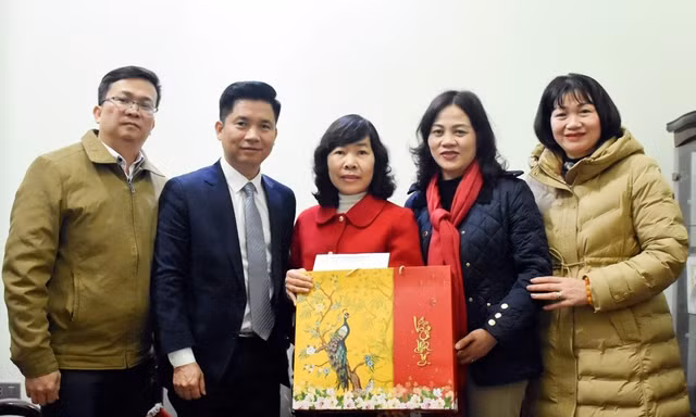 Mỗi dịp Tết đến Xuân về, Công đoàn Giáo dục Hà Nội và Sở GD&ĐT Hà Nội tổ chức thăm hỏi, tặng quà giáo viên có hoàn cảnh khó khăn Ảnh: NAM DU 