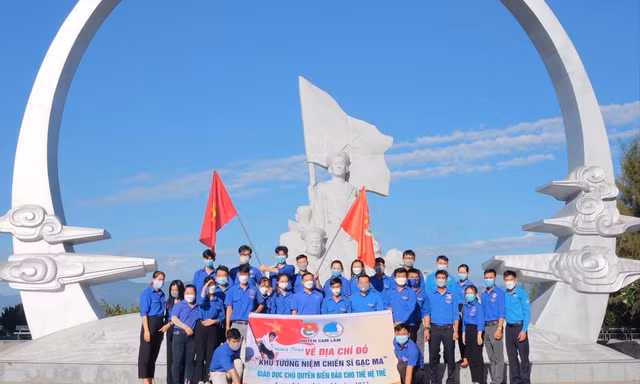 Huyện Đoàn Cam Lâm tổ chức hành trình về địa chỉ đỏ “Khu tưởng niệm chiến sĩ Gạc Ma” 