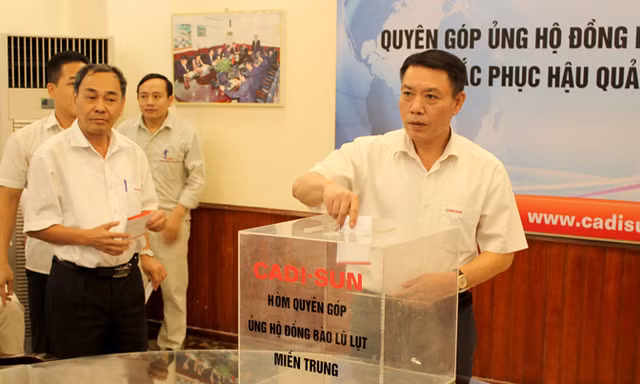 Lãnh đạo Công ty CADI-SUN quyên góp ủng hộ đồng bào bị ảnh hưởng của lũ lụt ở miền Trung.