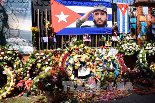 Người dân đặt hoa bên ngoài Đại sứ quán Cuba ở Guatemala để bày tỏ lòng thương tiếc Lãnh tụ Cuba Fidel Castro tại Guatemala City, Guatemala ngày 28/11. Ảnh: AFP/TTXVN.