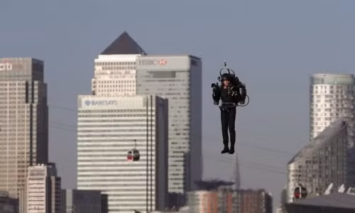 David Mayman thử nghiệm động cơ phản lực cá nhân trên sông Thames, Anh. Ảnh: PA. 