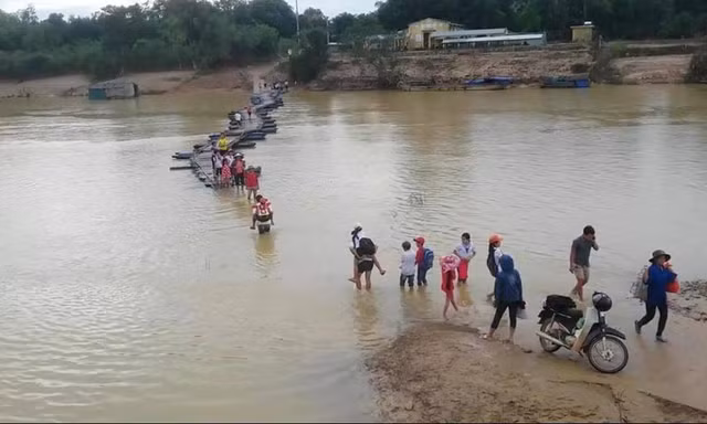 Gần 100 học sinh thuộc trường mầm non Phương Mỹ và tiểu học Phương Mỹ (huyện Hương Khê) vẫn phải chịu cảnh lội nước tới trường. 