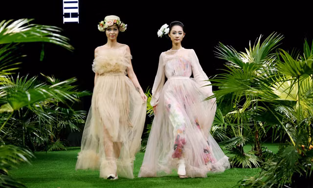 Vietnam Fashion Week: Xanh mướt xuân hè châu Á nhiệt đới mới