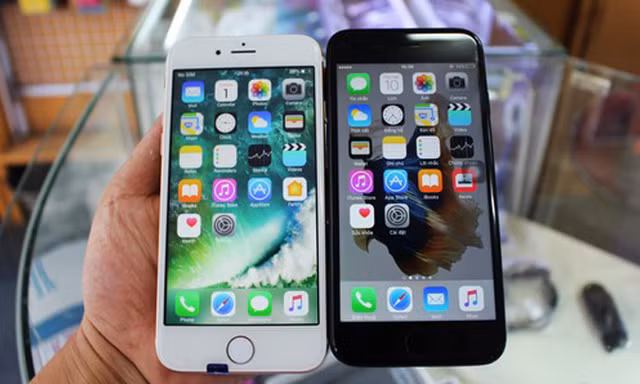 Rất khó phân biệt iPhone 7 hàng nhái (bên trái) và hàng thật.