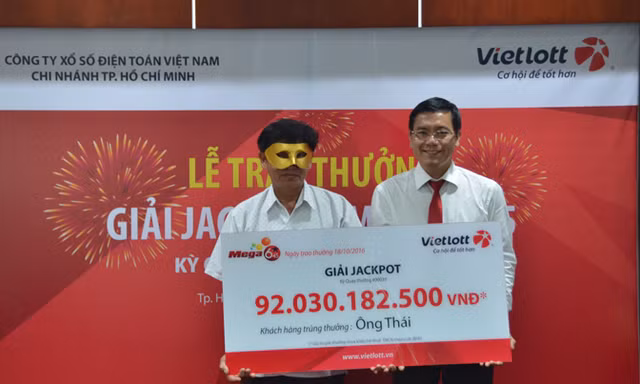 Theo yêu cầu của người trúng thưởng: Vietlott chỉ được công bố tên, địa chỉ tỉnh thành đang cư trú và hình ảnh che mặt người trúng thưởng.