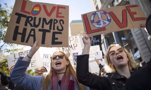 Người biểu tình ở New York giơ khẩu hiệu "Tình yêu chiến thắng hận thù". Ảnh: AP.