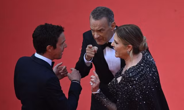 Vợ chồng Tom Hanks mắng mỏ nhân viên trên thảm đỏ Cannes