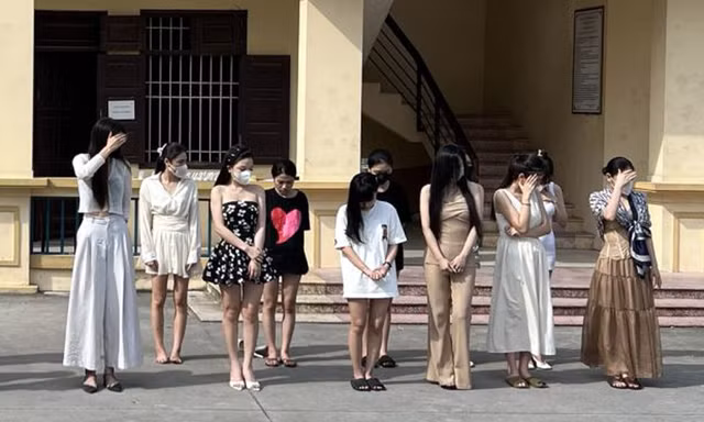 Bản tin 8H: Bắt quả tang nhóm nam nữ 'bay lắc' trong nhà nghỉ