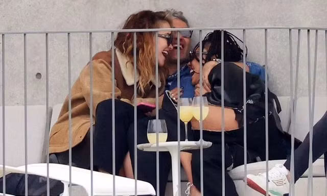 Rita Ora nói về nụ hôn ba người với chồng và nữ diễn viên ‘Thor’ 