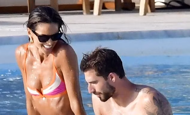 Siêu mẫu nóng bỏng với bikini, hôn thủ môn tuyển Đức 