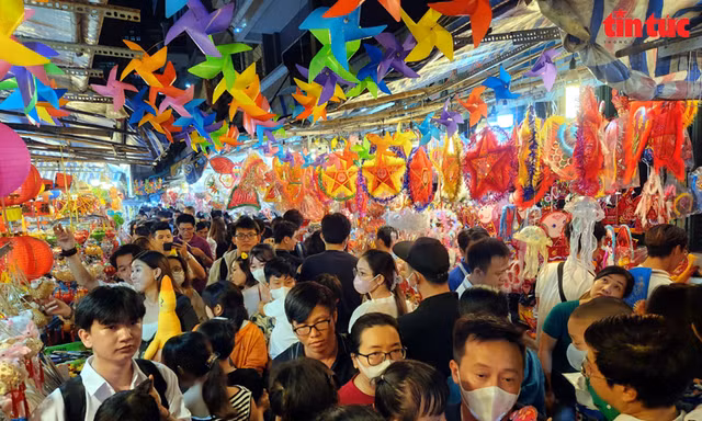 Phố lồng đèn Trung thu ở TPHCM nhộn nhịp tối cuối tuần