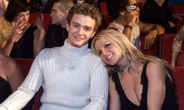 Hồi ký Britney Spears đắt hàng nhờ tiết lộ bí mật đau lòng