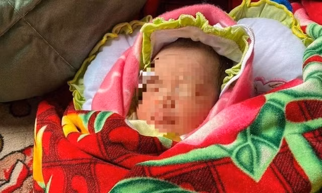 Bản tin 8H: Con bị bỏ rơi ở miệng cống, chỉ huy trưởng quân sự xã nói không biết vợ mang bầu
