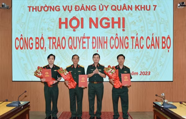 Bản tin 8H: Thường vụ Đảng ủy Quân khu 7 công bố, trao quyết định về công tác cán bộ