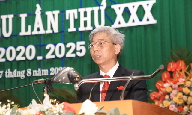 Bản tin 8H: Một huyện có bí thư xin nghỉ hưu trước tuổi, chủ tịch UBND chuyển công tác