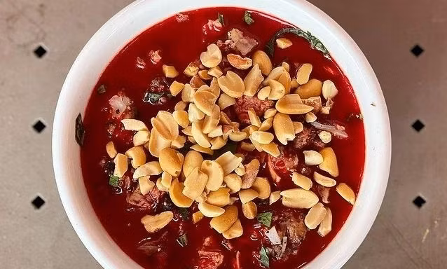 Gia đình 7 người cùng nhập viện nghi do ăn tiết canh bò