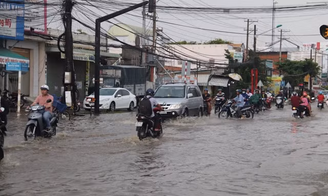 Một người bị sét đánh tử vong trong mưa giông khủng khiếp ở Cần Thơ 
