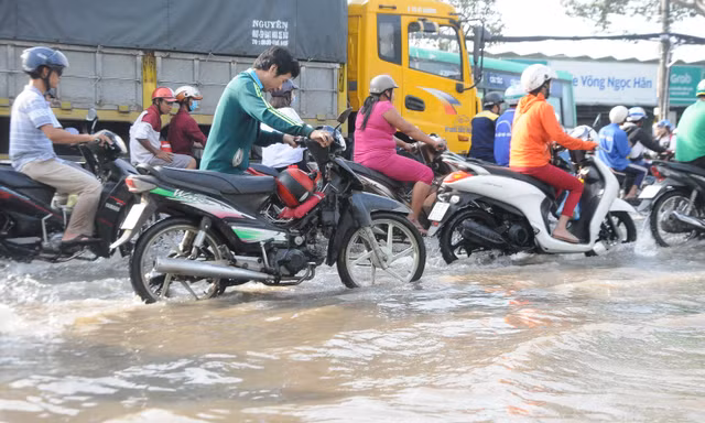 Ngập lụt nội ô Cần Thơ. Ảnh: Cảnh Kỳ