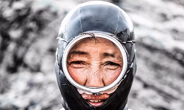 Theo tiếng địa phương, những nữ thợ lặn ở Hàn Quốc được gọi là Haenyo, nghĩa là "người phụ nữ biển".