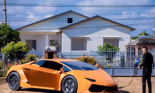 Nhóm thanh niên 'biến hình' xế cổ thành siêu xe Lamborghini