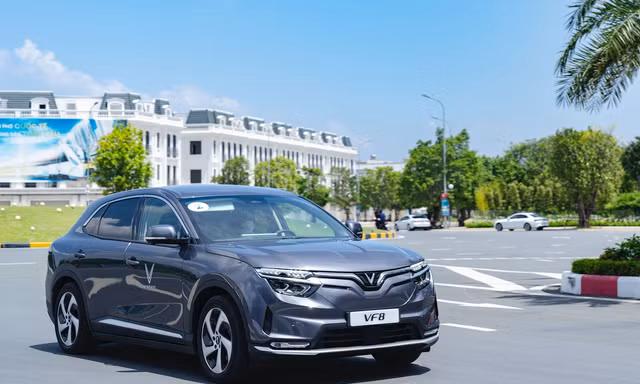 Lô 100 ô tô điện VinFast VF 8 xuất xưởng