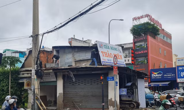 Quận Tân Phú giải tỏa ngôi nhà án ngữ giữa đường gần 10 năm