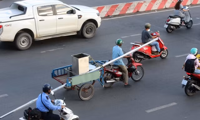 Đủ kiểu vi phạm giao thông trên đường phố TPHCM