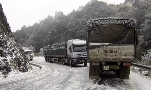 Lái xe khi đường đóng băng, trơn trượt cần lưu ý gì?