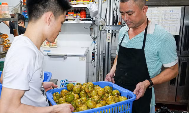 'Bắt trend' gà ủ muối măng cụt xanh, chủ quán Hà Nội thu trăm triệu/ngày