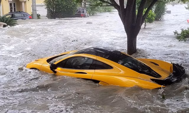 Siêu bão tại Mỹ nhấn chìm xe sang hàng triệu USD