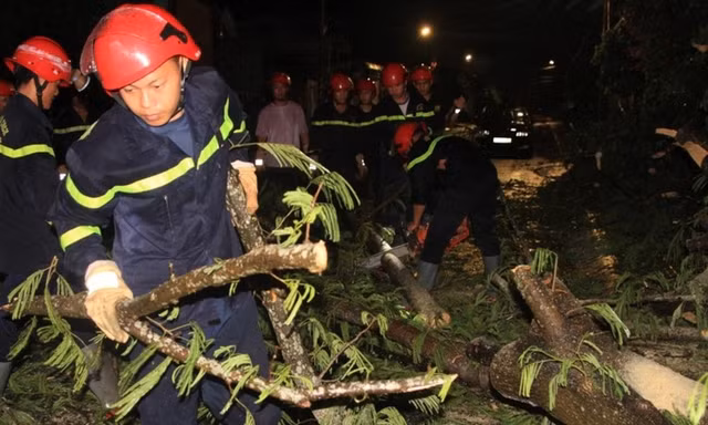 25 cán bộ, chiến sĩ Công an Bình Phước xuyên đêm đi cứu hộ